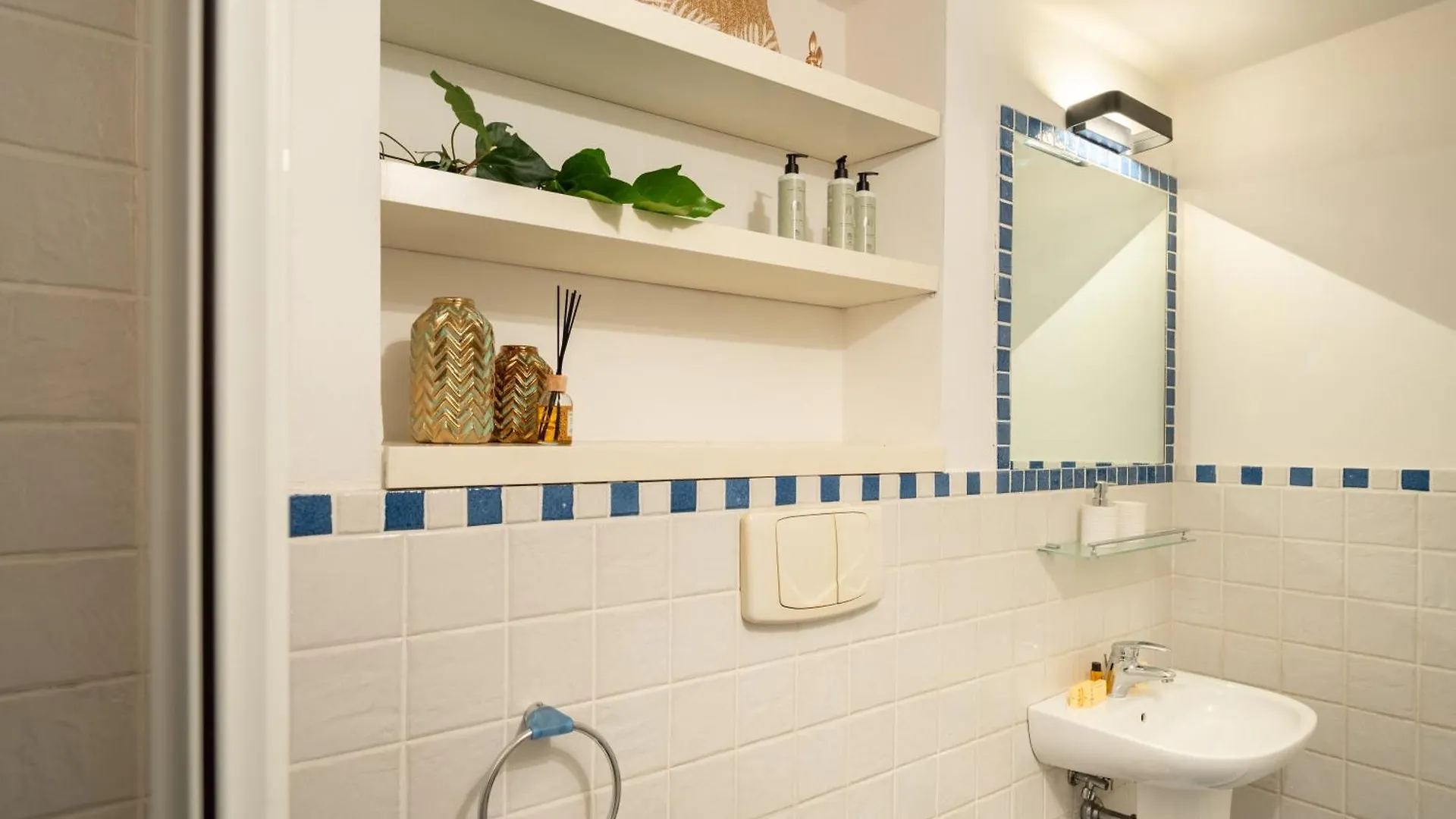 Metropolitan Loft: Florence City Center Base with Local Charm Apartment
