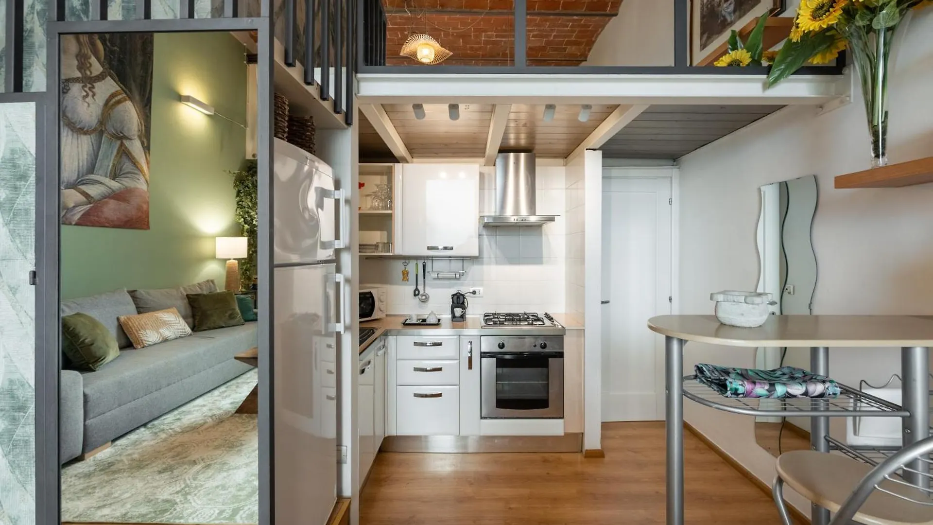 Metropolitan Loft: Florence City Center Base with Local Charm Apartment