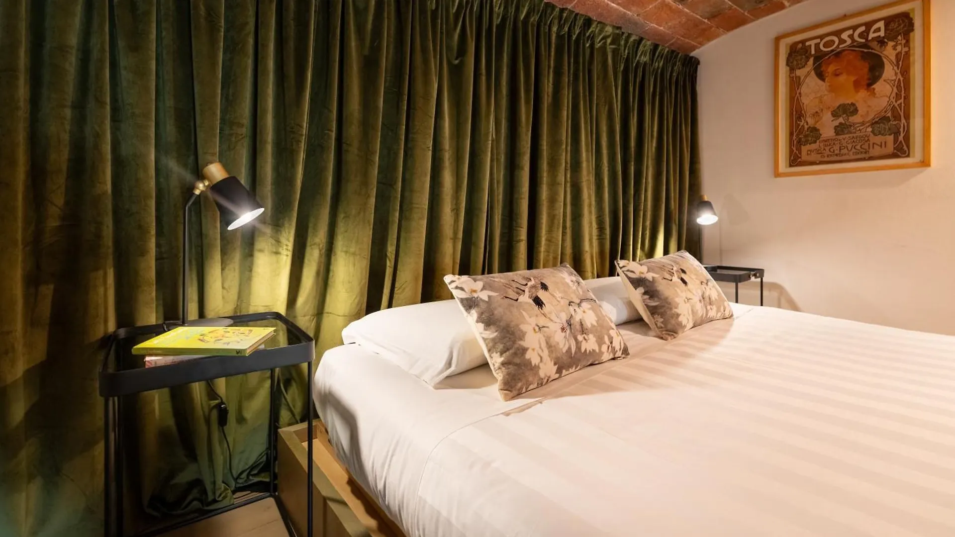 Metropolitan Loft: Florence City Center Base with Local Charm Apartment